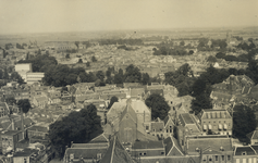 404762 Overzicht van de stad Utrecht, vanaf de Domtoren, naar het oosten, met op de voorgrond de Pieterskerk ...